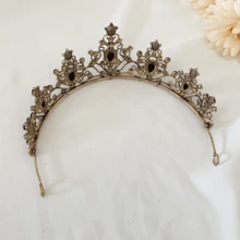 1個新娘婚禮皇冠,適用於婚禮、生日派對、節日、舞會、劇院服裝,時尚個性化的鋅合金水晶髮飾