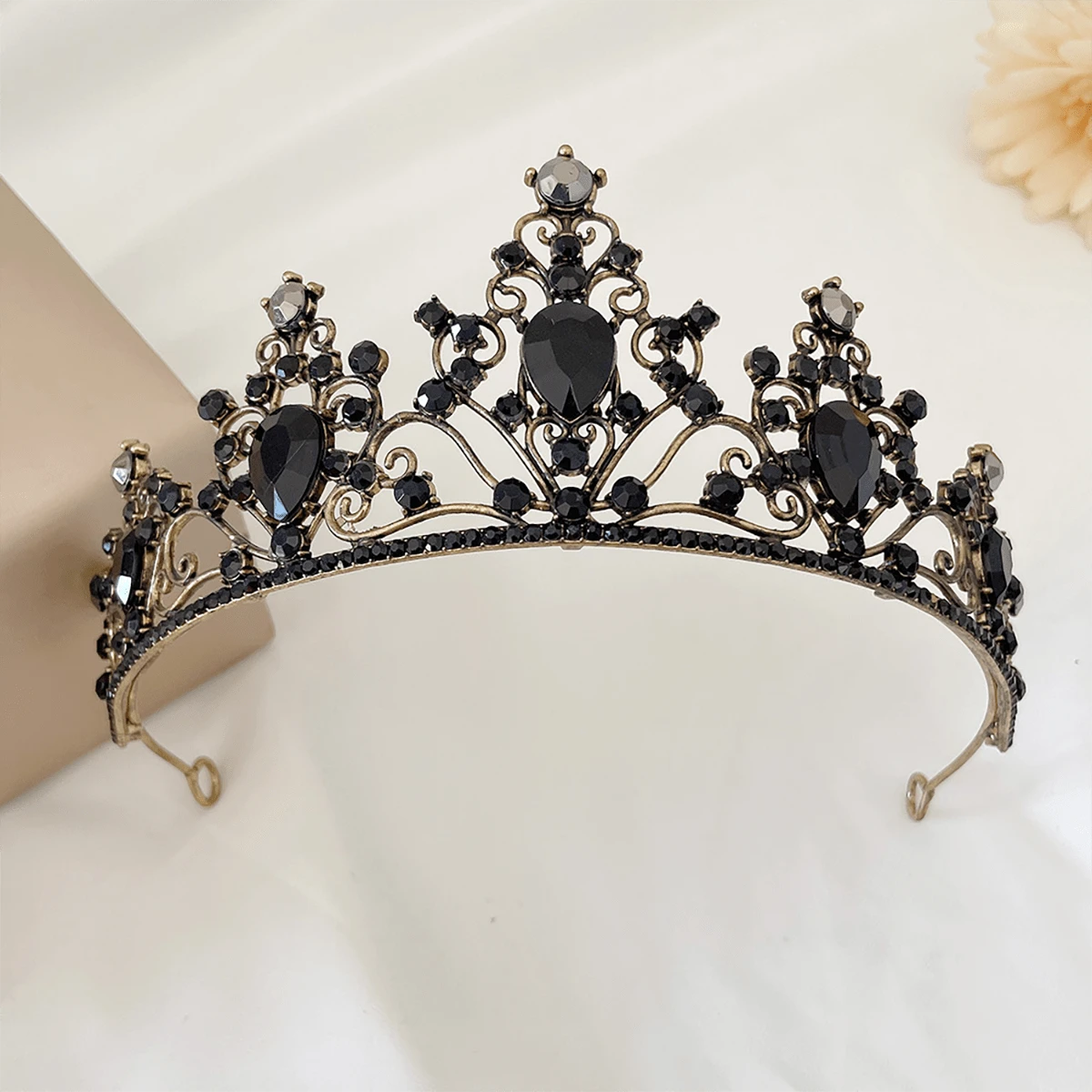 1個新娘婚禮皇冠,適用於婚禮、生日派對、節日、舞會、劇院服裝,時尚個性化的鋅合金水晶髮飾