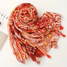 1條女式柔軟舒適的巴里紗印花長圍巾,帶流蘇。防風、防曬、透氣、舒爽、甜美且時尚,適合戶外活動、日常通勤、家庭聚會和校園生活。