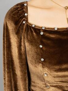 Blusa linda corta unicolor para mujer de tela velour con piedras y cuello cuadrado - Marrón - Ver 5