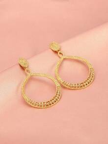 1對女性歐美時尚中空圓形耳環,大膽紋理設計