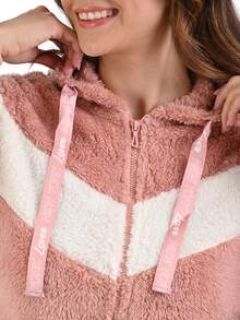 SHEIN Chamarra Suéter de Peluche Violeta para Mujer con franja, capucha y resortes en los puños - Rosa Pálido - Ver 5