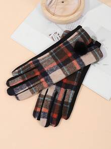 1對女式五指手套,格紋設計背後開口,麂皮手掌,羊絨內裡和水貂毛球細節 - 彩色 - 查看 2