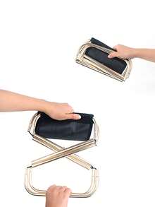 1張戶外摺疊椅,由鋁合金製成,適用於釣魚、燒烤、露營,攜帶方便且小巧