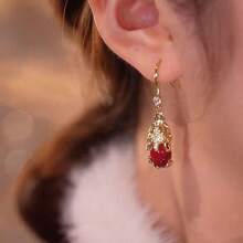 1對時尚節慶風格貔貅雕刻精緻時尚大氣的紅色耳環，秋冬女性婚禮和節日佩戴 - 酒紅色 - 查看 3