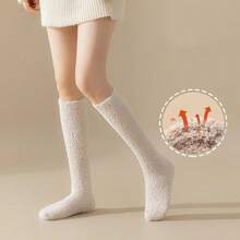 1雙女性珊瑚絨加厚&加長長款筒襪適用於秋天和冬天,保持溫暖和偉大適用於家庭或者連體睡衣