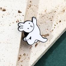 1隻有趣俏皮的兔子金屬彩繪胸針，卡通可愛的小白兔瑜伽最好的朋友徽章飾品，禮品