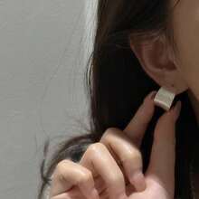 S925純銀簡約拱形紋理磨砂耳釘,韓國時尚個性化耳飾 - 銀色 - 查看 4
