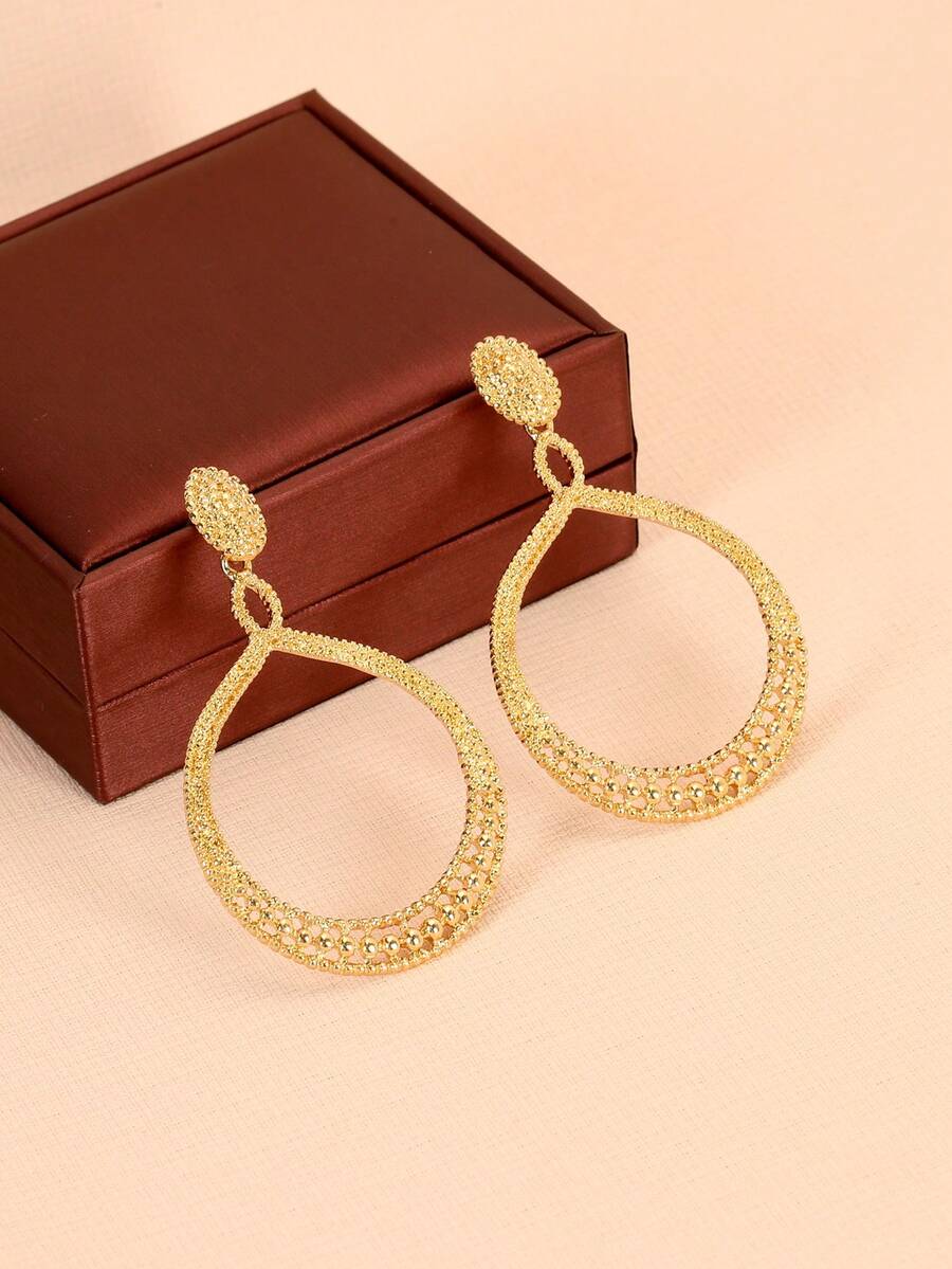 1對女性歐美時尚中空圓形耳環,大膽紋理設計