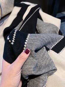 1件女士雙面字母細節流蘇大披肩,韓國風格,秋冬保暖,適合學生日常使用時尚優雅 - 黑色 - 查看 3