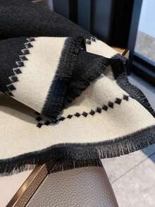 1件女士雙面字母細節流蘇大披肩,韓國風格,秋冬保暖,適合學生日常使用時尚優雅 - 黑色 - 查看 4