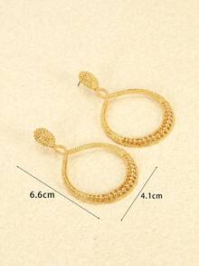 1對女性歐美時尚中空圓形耳環,大膽紋理設計