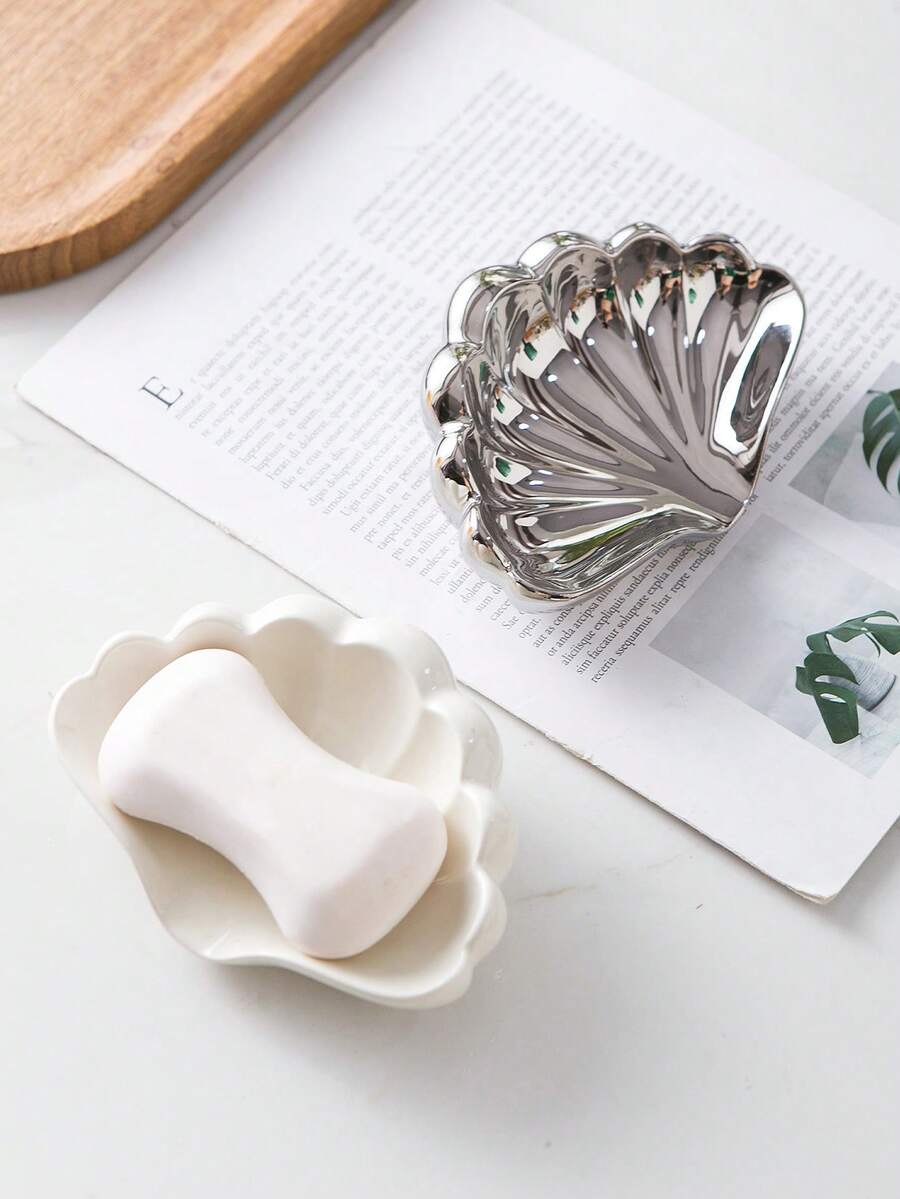 Un Portajabón De Cerámica En Forma De Concha De Plata - Plateado - Ver 1