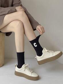 1對秋冬新款韓國ins時尚鯊魚褲風格運動大字母中筒襪 - 黑色 - 查看 3