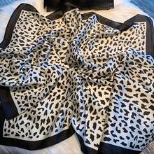 1入女士仿真絲聚酯纖維緞印花小圍巾,新鮮時尚,適合商務會議、職業穿著、校園、街頭穿著等場合。庄重優雅