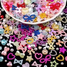 500 Peças Encantos de Unhas 3D Multiforma e Pérolas Flatback, Mistura Rosa Estilo Coração Estrela Laço Girassol Apliques para Arte de Unhas DIY, Gemas de Unhas, Suprimentos de Unhas