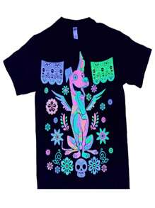 Camiseta Unisex Alebrije perrito con alas. Diseño en serigrafia neón que resplandece en la luz azul o luz UV.  Para festejo de día de muertos o halloween. - Negro - Ver 3