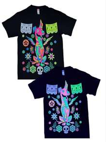 Camiseta Unisex Alebrije perrito con alas. Diseño en serigrafia neón que resplandece en la luz azul o luz UV.  Para festejo de día de muertos o halloween. - Negro - Ver 4