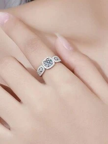 1枚925銀1克拉莫桑石正方形包覆花邊戒指,時尚、輕盈、奢華、高端,作為朋友和摯友的紀念日禮物