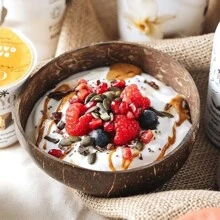 2 Stück Kokosnuss Schalen & 2 Stück Holzlöffel Set, 12-15cm polierte Kokosnuss Schalen, hochwertiges Aussehen Joghurt/Salat Schale, veganer Kokosnuss Schale für Zuhause, Küche, Weihnachtsgeschenk, Schulmaterial