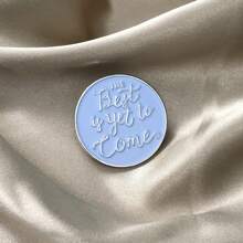 1入創意卡通可愛的幾何圓形字母金屬胸針,合金卡通可愛的小鳥裝飾針,假日裝飾裝飾護徽,送予女士和女孩的假日禮物