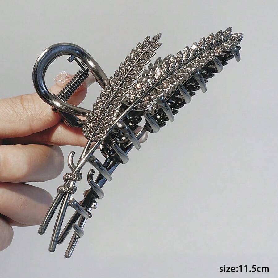 1只多款式黑色鑽石合金髮卡,適合女性在日常生活、派對、舞台表演等場合穿戴。
