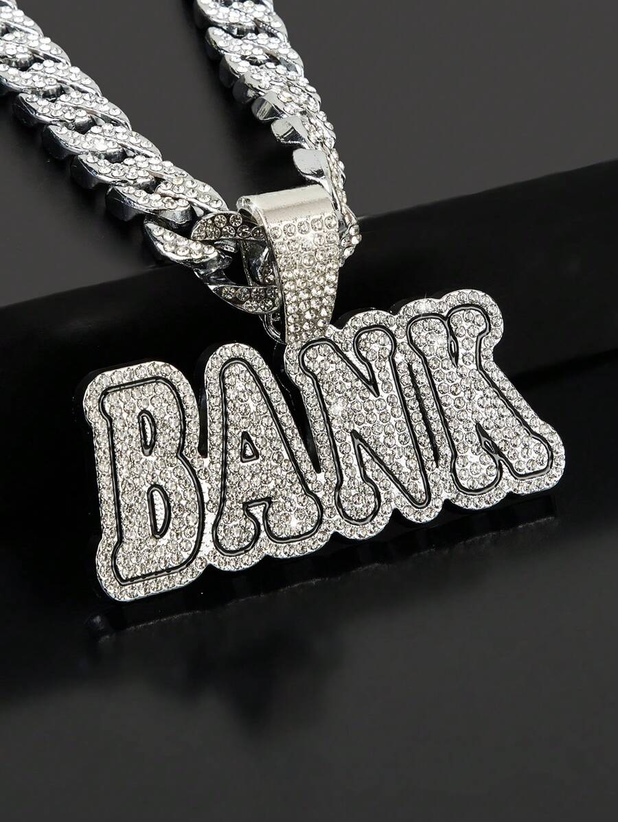 1條庞克風格的黑色字母銀行形吊墜項鍊,適合男士街頭服裝和日常穿著