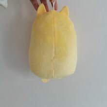 1只可愛的黃色貓咪毛絨玩具,尺寸20cm / 7.87英寸,材質:我們的動物毛絨玩具採用安全和親膚材料製成;親膚面料提供更好的親膚感覺,使毛絨玩具柔軟舒適。完美禮物:這個娃娃摸起來非常柔軟可愛;不管你把它當做孩子房間的裝飾還是抱抱伴侶,你一定會喜歡它增添的可愛魅力;它是兒童生日、聖誕節、萬聖節等的完美貓咪毛絨玩具禮物。這個可愛、獨特和柔軟的毛絨玩具會給你的朋友帶來意外之喜,可以當作看書、看電視、學習、小睡的可愛枕頭;這將是聖誕節、感恩節和生日的甜蜜禮物。這個柔軟可愛的貓咪枕頭毛絨玩具是由彈性好、超柔軟的短毛絨精心製作而成 - 黃色 - 查看 4