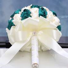 1朵由黃金珠寶、鑽石和玫瑰花形裝飾組成的婚禮新娘花束