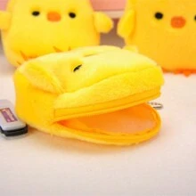 1個小鴨造型毛絨材質包口紅袋鑰匙扣掛飾。秋季/冬季應景款,是情侶禮物和迷你口袋包的不二之選。白象禮物和獸人也非常喜歡 - 黃色 - 查看 1