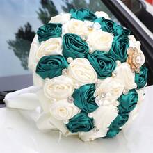 1朵由黃金珠寶、鑽石和玫瑰花形裝飾組成的婚禮新娘花束