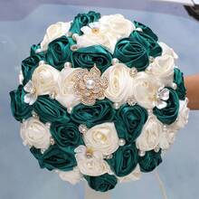 1朵由黃金珠寶、鑽石和玫瑰花形裝飾組成的婚禮新娘花束