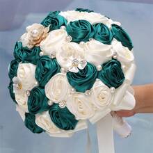 1朵由黃金珠寶、鑽石和玫瑰花形裝飾組成的婚禮新娘花束