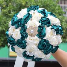 1朵由黃金珠寶、鑽石和玫瑰花形裝飾組成的婚禮新娘花束