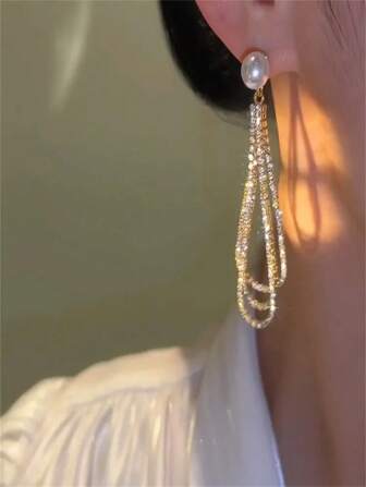 1對長水滴形鑲嵌鑽石裝飾流蘇耳環,具有假珍珠細節,時尚優雅的珠寶