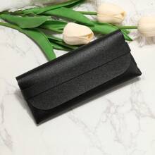 1個黑色可攜式時尚防壓皮革眼鏡盒,適用於日常使用,旅行,派對等場合。