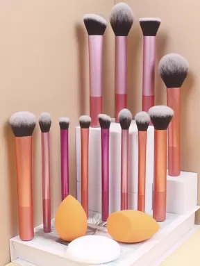Juego de 12 brochas de maquillaje multifuncionales que incluye brocha de polvos, brocha de colorete, brocha de base, brocha de sombras de ojos, brocha de difuminado, brocha de contorno, junto con una esponja de maquillaje de corte oblicuo, una esponja de maquillaje redondeada y una borla de polvo blanca