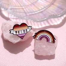 批發帶有英文字母彩虹、毛邊彩虹、小黃鴨、心形、女孩、蝴蝶形狀的合金胸針