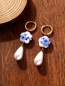 1 對創意時尚風青花瓷花卉心形耳環,搭配人造珍珠裝飾。優雅的設計適合女士日常穿著、聚會和節日禮物。珠寶首飾配件。