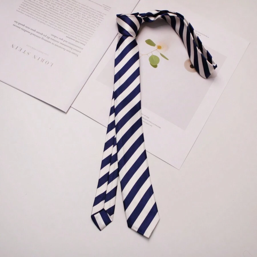 1 件男士藍色和白色條紋和印花聚酯緊身領帶,適合日常、街頭、迪斯科等。 - 藍白色 - 查看 1