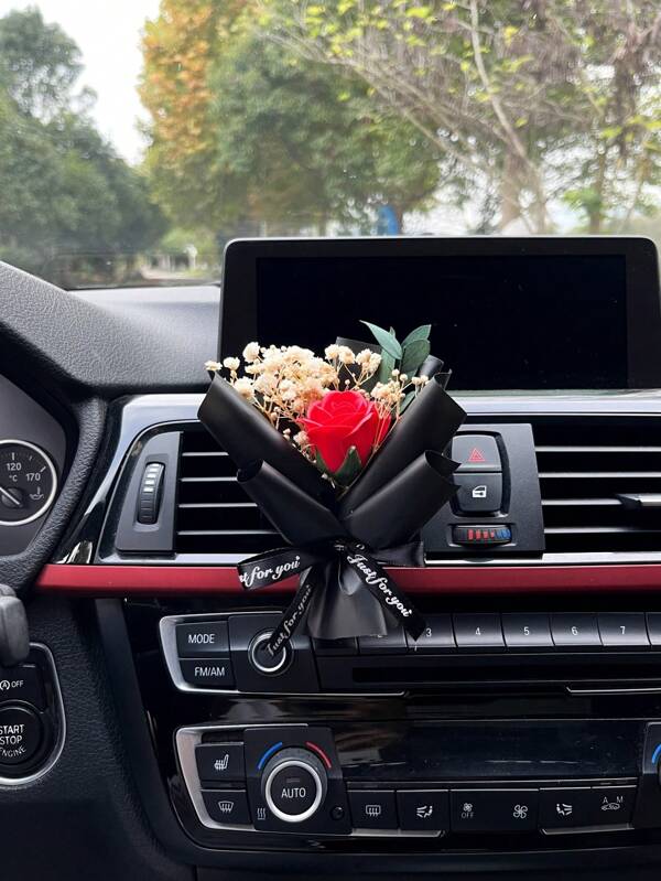 عطر الهواء لمخرج التهوية في السيارة مع باقة ورد سوداء كبيرة لعيد الحب