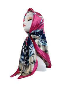 1條女性優雅的方形圍巾,印有佩斯利、鏈條和格紋圖案,可用作頭帶、沙灘巾或髮飾