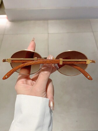 Gafas de moda vintage con montura ovalada y patillas de madera. Elegantes gafas de moda. Accesorios de playa para mujer. gafas de moda para vacaciones de verano, actividades al aire libre y viajes. Montura ovalada de estilo vintage para salir y volver al cole.