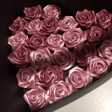 1 卷 196.8 英寸双面高密度涤纶丝带，具有柔软垂坠效果，双面缎带用于礼品盒装饰，手工制作 DIY，条纹缎带适用于乡村婚礼请柬、新娘花束、秋季花环、圣诞派对装饰 - 淡紫色 - 查看 4