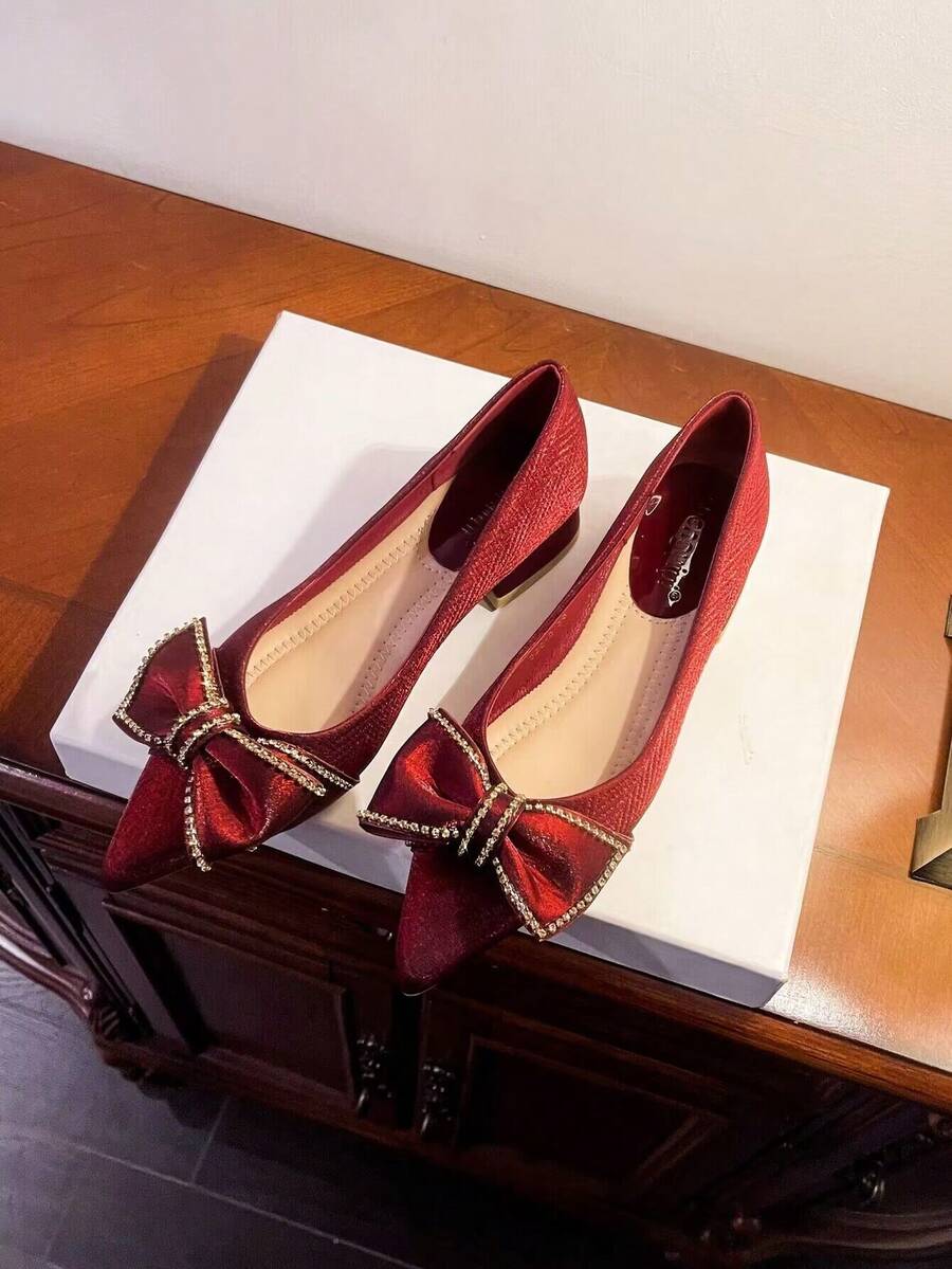 1雙酒紅色緞面尖頭女婚鞋,配有蝴蝶結和鑽石裝飾 - 酒紅色 - 查看 1