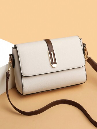 簡約又復古的拼色蓋式單肩包,具有多層交叉設計和彩色金屬裝飾,為女性設計