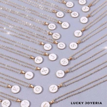 Nuevo Collar Moderno Con Las Iniciales De Las Letras A a Z, Delicado Collar De Cadena Para Mujeres Y Joyería De Moda Con Collar De Gargantilla Y Cadena De Clavícula, Regalo De Collares Una pieza Collar con diseño de letra con diseño de redondo. - Blanco - Ver 3