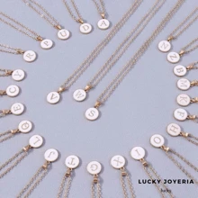 Nuevo Collar Moderno Con Las Iniciales De Las Letras A a Z, Delicado Collar De Cadena Para Mujeres Y Joyería De Moda Con Collar De Gargantilla Y Cadena De Clavícula, Regalo De Collares Una pieza Collar con diseño de letra con diseño de redondo. - Blanco - Ver 2