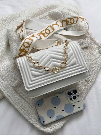 1只白色線織斜跨包,潮流鍊條裝飾,非常適合女性日常穿著