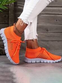 2023新品到貨女性跑步鞋帶跨境編織,繫帶,圓頭,平底鞋底,透氣,舒服的感覺,橘色網紗,時尚和休閒鞋適用於四季在